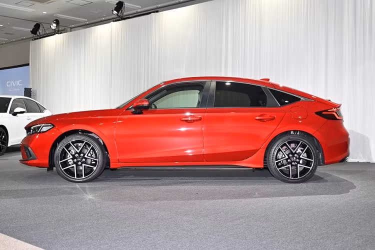 So với thế hệ cũ, mẫu xe hatchback Honda Civic này dài hơn 30 mm, thấp hơn 5 mm và chiều dài cơ sở tăng 35 mm. Cụ thể, xe sở hữu chiều dài 4.550 mm, rộng 1.800 mm, cao 1.415 mm và chiều dài cơ sở 2.735 mm.