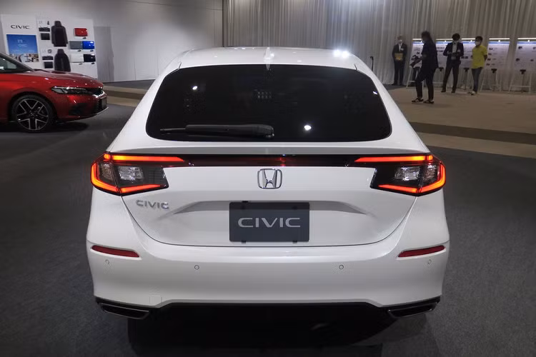 Ngoài ra, Honda Civic Hatchback 2022 còn được bổ sung kính cửa sau rộng hơn nhằm tăng tầm nhìn cho người ngồi bên trong xe.