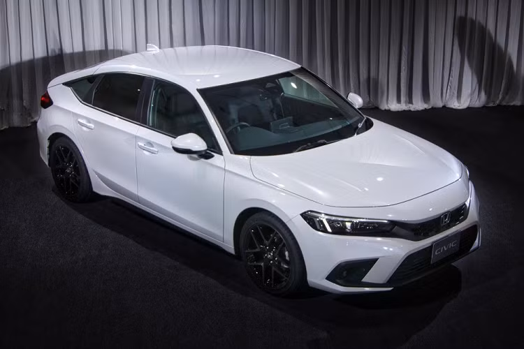 Bên sườn, Honda Civic Hatchback 2022 cũng có đường chân kính hất lên ở cột C và nóc dốc về phía sau, theo phong cách của Accord. Tuy nhiên, thiết kế đuôi xe của Honda Civic Hatchback 2022 lại khác biệt so với phiên bản sedan. Không chỉ ngắn hơn 125 mm so với phiên bản sedan, phần đuôi xe của mẫu xe hatchback cỡ C này còn đi kèm cụm đèn hậu LED, nối với nhau bằng đèn phanh thứ 3 ở giữa.