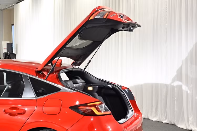 Bên trong Honda Civic Hatchback 2022 là không gian nội thất giống phiên bản sedan. Xe cũng được trang bị mặt táp-lô mới, có thiết kế như xe Audi. Trên mặt táp-lô này là màn hình thông tin giải trí nằm độc lập, có kích thước 7 inch hoặc 9 inch, tùy phiên bản.