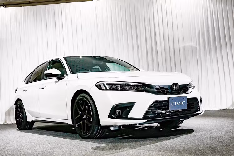 Nằm hai bên lưới tản nhiệt là đèn pha mượt mà hơn trước và tích hợp dải đèn LED định vị ban ngày hình chữ "L". Tiếp đến là hốc gió trung tâm hình thang cỡ lớn, hốc đèn sương mù hình chữ "C", nắp ca-pô dài hơn và cột A được đẩy lùi 50 mm về phía sau.