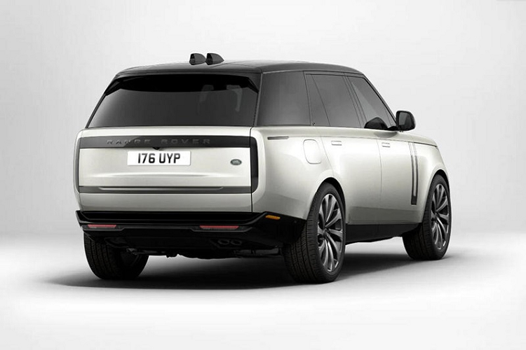 Tại Việt Nam, Range Rover mới được nhập khẩu và phân phối với 4 phiên bản, có giá khởi điểm dự kiến từ 10,879 tỷ đồng, cao nhất lên đến 16,199 tỷ đồng cho phiên bản P530 Autobiography bản trục cơ sở kéo dài dùng động cơ tăng áp V8 4.4L.