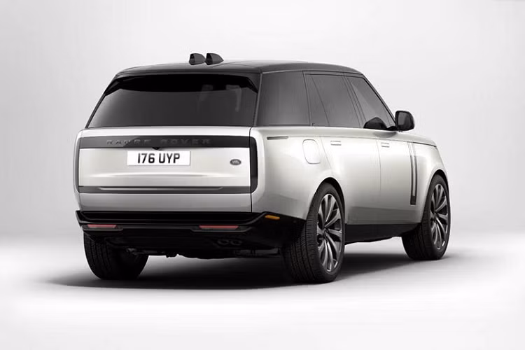 Tại Việt Nam, Range Rover mới được nhập khẩu và phân phối với 4 phiên bản, có giá khởi điểm dự kiến từ 10,879 tỷ đồng, cao nhất lên đến 16,199 tỷ đồng cho phiên bản P530 Autobiography bản trục cơ sở kéo dài dùng động cơ tăng áp V8 4.4L.