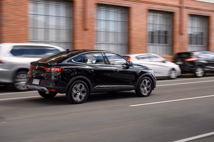 Hệ thống Renault Easy Drive trên Renault Arkana 2022 bản Zen gồm một loạt các hệ thống an toàn như phanh khẩn cấp chủ động với tính năng phát hiện người đi bộ và người đi xe đạp, cảnh báo va chạm phía trước, cảnh báo khoảng cách an toàn, cảnh báo chệch làn đường, hỗ trợ giữ làn đường, nhận dạng biển báo giao thông và kiểm soát hành trình với giới hạn tốc độ.