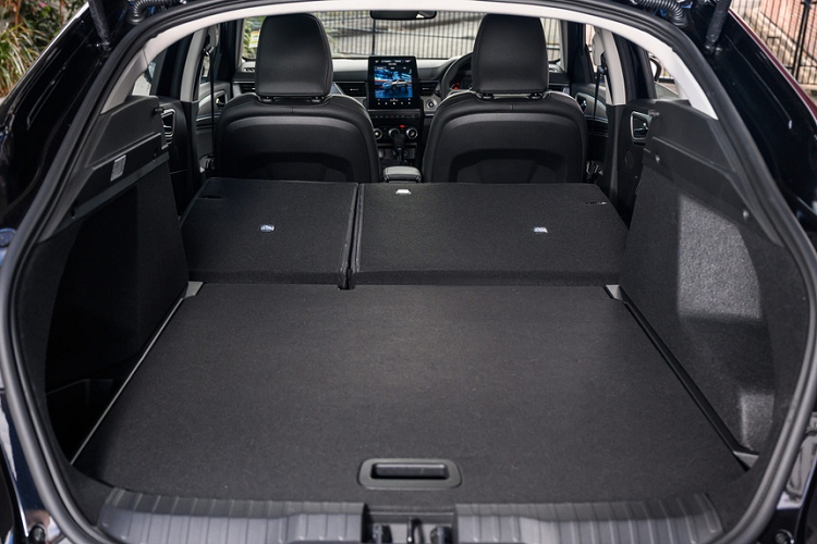 Thể tích khoang hành lý tăng lên 1.268 lít khi hạ hàng ghế thứ hai. Phiên bản cao cấp RS Line có cửa sổ trời, vô lăng bọc da tích hợp sưởi, sạc điện thoại không dây và vành 18 inch.