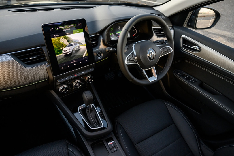 Khoang lái Renault Arkana 2022 bản Intern nổi bật với màn hình giải trí đặt dọc, kích thước 9.3 inch kèm đồng hồ kỹ thuật số 7 inch. Xe có đèn viền nội thất 8 màu.