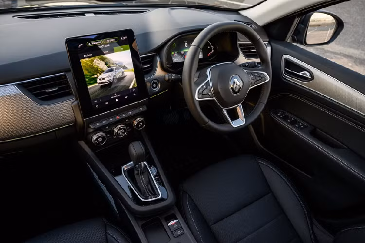 Khoang lái Renault Arkana 2022 bản Intern nổi bật với màn hình giải trí đặt dọc, kích thước 9.3 inch kèm đồng hồ kỹ thuật số 7 inch. Xe có đèn viền nội thất 8 màu.