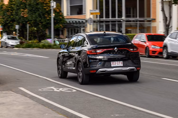 Ngoài ra, xe còn có hệ thống kiểm soát hành trình thích ứng tích hợp tính năng tự động dừng và đi. Renault Arkana 2022 bản tiêu chuẩn Zen được trang bị vành 17 inch, cảm biến đỗ xe trước sau, vô lăng tích hợp sưởi. Đèn pha LED và màn hình giải trí 7 inch.