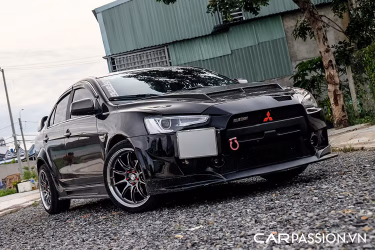 Những năm 2009-2010, Mitsubishi Lancer về Việt Nam khá nhiều phiên bản, trong đó có các phiên bản như EX được nhập trực tiếp từ Nhật Bản hoặc phiên bản Lancer iO nhập từ Đài Loan. Bất kỳ ai yêu thích Mitsubishi Lancer đều biết đến phiên bản huyền thoại Rally - Mitsubishi Lancer Evolution X. 