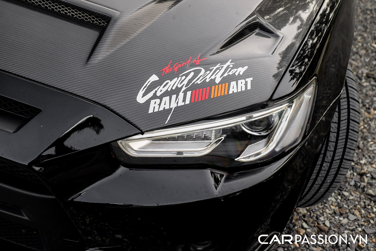 Chiếc xe trong bài nguyên bản là mẫu Mitsubishi Lancer iO đời 2009 2.0 AT nhập khẩu từ Đài Loan. Sau 12 năm sử dụng, chủ nhân đã quyết định nâng cấp toàn bộ chiếc xe theo phiên bản Lancer Evolution X. 