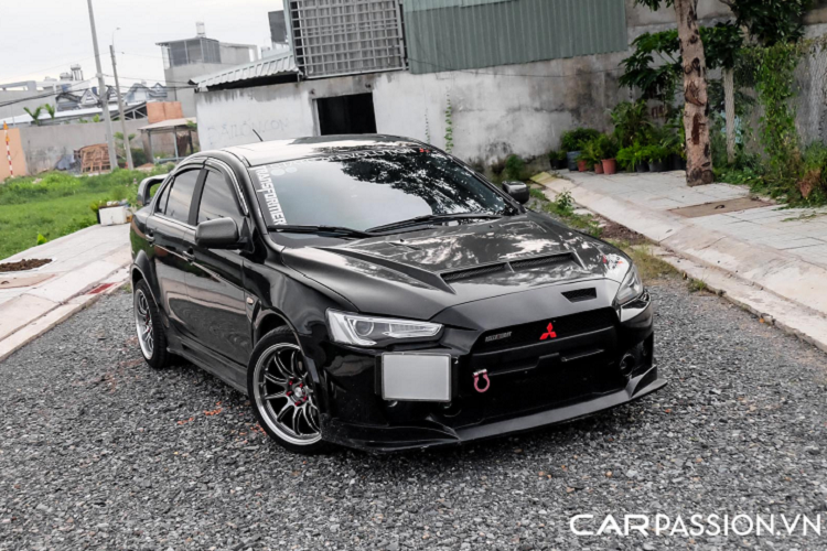 Xe sử dụng hộp số tự động vô cấp CVT đặc trưng của Lancer và trang bị lẫy số tay sau vô-lăng với 6 cấp số giả lập. Sau hơn 10 năm có mặt tại Việt Nam, hiện giá xe Mitsubishi Lancer iO đã qua sử dụng có giá khoảng 350-380 triệu đồng, tùy vào chất lượng xe. Trong tầm tiền 400 triệu, Lancer thật sự là chiếc sedan hạng C cho trải nghiệm lái khác biệt hơn hẳn so với các mẫu xe cùng mức giá. 