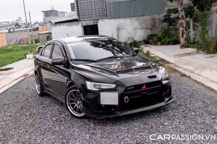 Xe sử dụng hộp số tự động vô cấp CVT đặc trưng của Lancer và trang bị lẫy số tay sau vô-lăng với 6 cấp số giả lập. Sau hơn 10 năm có mặt tại Việt Nam, hiện giá xe Mitsubishi Lancer iO đã qua sử dụng có giá khoảng 350-380 triệu đồng, tùy vào chất lượng xe. Trong tầm tiền 400 triệu, Lancer thật sự là chiếc sedan hạng C cho trải nghiệm lái khác biệt hơn hẳn so với các mẫu xe cùng mức giá. 