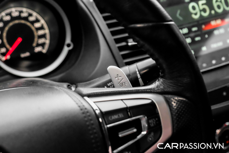 Mitsubishi Lancer iO là thế hệ thứ 7 của Lancer, khi về Việt Nam xe để lại nhiều ấn tượng cho người dùng và cũng là giấc mơ của nhiều thanh niên Việt thời bất giờ. Đối thủ cạnh tranh với Lancer iO là 2 cái tên rất quen thuộc cũng đến từ Nhật Bản là Mazda3 (cũng được nhập khẩu từ Đài Loan) và Honda Civic. 