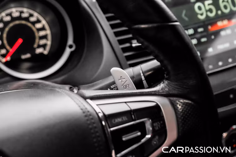 Mitsubishi Lancer iO là thế hệ thứ 7 của Lancer, khi về Việt Nam xe để lại nhiều ấn tượng cho người dùng và cũng là giấc mơ của nhiều thanh niên Việt thời bất giờ. Đối thủ cạnh tranh với Lancer iO là 2 cái tên rất quen thuộc cũng đến từ Nhật Bản là Mazda3 (cũng được nhập khẩu từ Đài Loan) và Honda Civic. 