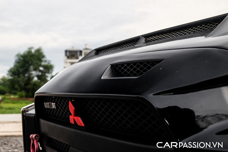 Cụm đồng hồ cũng được nâng cấp cho cảm giác dễ nhìn và trực quan hơn. Ghế được bọc da với tông màu Đen - Đỏ cùng chỉ may nổi và ôm sát người hơn. Bộ dây an toàn màu xanh là điểm nhấn cho chiếc xe này. Đặc biệt, chủ nhân đã nâng cấp cần số titan và phanh tay của Evolution. Bên cạnh đó, thế hệ Lancer còn được trang bị cửa sổ trời, đèn pha tự động, cảm biến mưa, cảm biến lùi, chìa khóa thông minh, nút đề nổ,… tất cả đều là trang bị xa xỉ với xe hạng C những năm 2009-2010. 