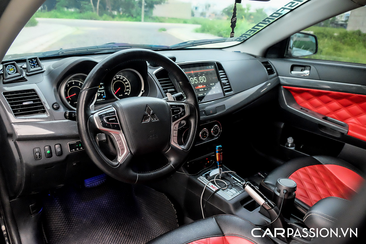 Nắp ca-pô được thay mới bằng loại carbonvới 2 hốc hút gió lớn. Chủ nhân còn nâng cấp thêm hốc gió ở phần lưới tản nhiệt cùng cản trước độ, lip hai bên hông và ốp bánh sau cùng cản sau và cánh gió cao tăng chất thể thao cho xe. Điểm nhấn ở phần đầu xe là các hốc gió và quây đuôi gió phía sau theo phong cách Evolution X. 