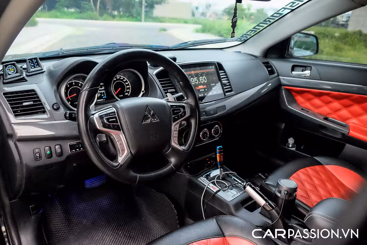 Nắp ca-pô được thay mới bằng loại carbonvới 2 hốc hút gió lớn. Chủ nhân còn nâng cấp thêm hốc gió ở phần lưới tản nhiệt cùng cản trước độ, lip hai bên hông và ốp bánh sau cùng cản sau và cánh gió cao tăng chất thể thao cho xe. Điểm nhấn ở phần đầu xe là các hốc gió và quây đuôi gió phía sau theo phong cách Evolution X. 