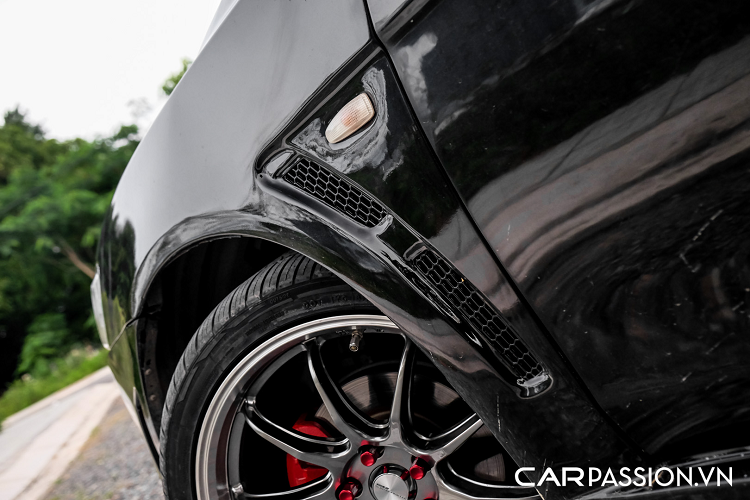  Tăng thêm trải nghiệm lái cũng như sụ uy lực cho chiếc xe thể thao, chủ nhân đã độ thêm bộ ống xả PERfamily tinh chỉnh lại với remote on/off lấy cảm hứng từ chi tiết ống xả trên những bản độ Toyota Supra. Dưới ca-pô điều nổi bật nhất là thanh cân bằng và cụm động cơ động cơ MIVEC xăng DOHC, 4 xy-lanh, dung tích 2.0l, hút khí tự nhiên, cho công suất 155 mã lực tại 6.000 vòng/phút và mô men xoắn cực đại 205 Nm đạt được tại 4.250 vòng/phút. 