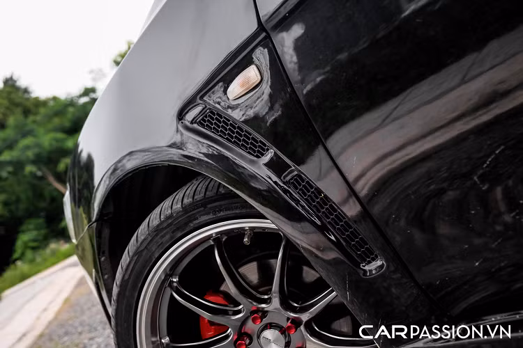  Tăng thêm trải nghiệm lái cũng như sụ uy lực cho chiếc xe thể thao, chủ nhân đã độ thêm bộ ống xả PERfamily tinh chỉnh lại với remote on/off lấy cảm hứng từ chi tiết ống xả trên những bản độ Toyota Supra. Dưới ca-pô điều nổi bật nhất là thanh cân bằng và cụm động cơ động cơ MIVEC xăng DOHC, 4 xy-lanh, dung tích 2.0l, hút khí tự nhiên, cho công suất 155 mã lực tại 6.000 vòng/phút và mô men xoắn cực đại 205 Nm đạt được tại 4.250 vòng/phút. 