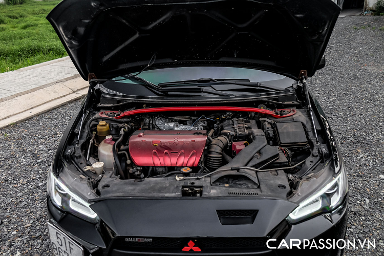 Nội thất của xe cũng được chủ nhân tinh chỉnh lại với 2 tông màu đỏ - đen. Cùng vô-lăng 3 chấu được thay bằng vô-lăng 4 chấu hình chữ X tương tự như trên chiếc Pajero Sport hay Triton. 