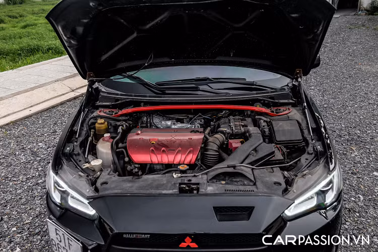 Nội thất của xe cũng được chủ nhân tinh chỉnh lại với 2 tông màu đỏ - đen. Cùng vô-lăng 3 chấu được thay bằng vô-lăng 4 chấu hình chữ X tương tự như trên chiếc Pajero Sport hay Triton. 