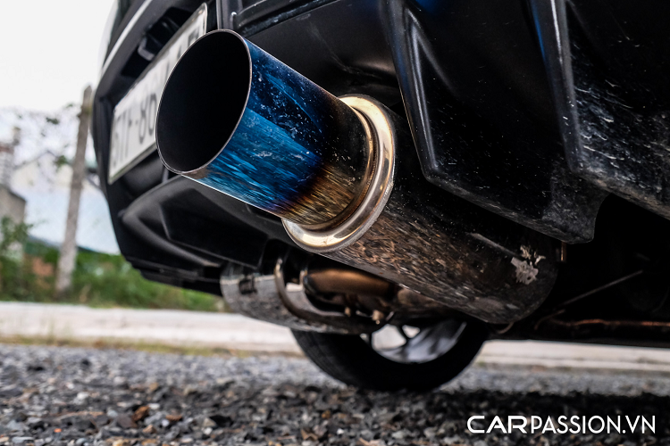 Đèn pha trước nâng cấp LED kiểu V-Land và đèn hậu Spec-D giống với đồ chơi dành cho Lancer Evo X. Bộ mâm nguyên bản được thay thế bằng mâm 18 inch đa chấu thể thao kiểu dáng giống với Volk Racing ZE40 và ốc bánh D1 Spec. 