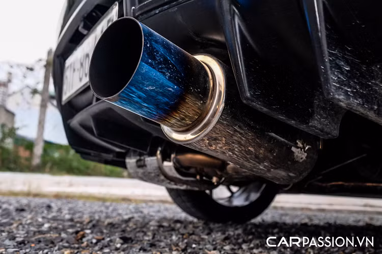 Đèn pha trước nâng cấp LED kiểu V-Land và đèn hậu Spec-D giống với đồ chơi dành cho Lancer Evo X. Bộ mâm nguyên bản được thay thế bằng mâm 18 inch đa chấu thể thao kiểu dáng giống với Volk Racing ZE40 và ốc bánh D1 Spec. 