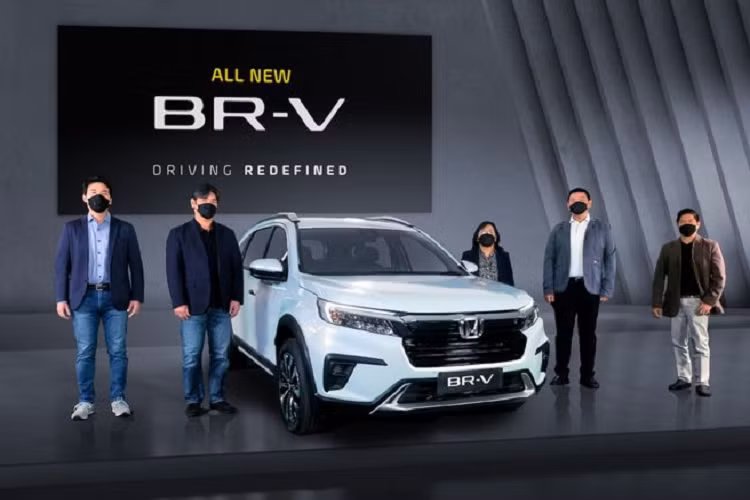 Là phiên bản thương mại của N7X Concept, Honda BR-V 2022 có thiết kế táo bạo bám sát các nguyên tắc thiết kế Solid Wing mới của Honda, nổi bật nhất là lưới tản nhiệt mới, gồm 3 nan ngang và nẹp crôm dày phía trên đi sâu vào cụm đèn pha LED đặt 2 bên. BR-V 2022 cũng sở hữu một số đặc điểm ngoại thất quen thuộc như đèn hậu LED phía sau gợi nhớ đến Honda City.