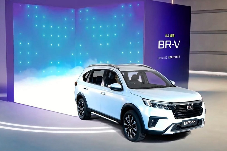 Ở bên trong, Honda BR-V 2022 "lột xác" đầy phong cách với bảng điều khiển hoàn toàn mới "học hỏi" theo Honda Amaze, cửa gió điều hòa đối xứng hài hòa, hệ thống thông tin giải trí qua màn hình cảm ứng 7 inch tích hợp Android Auto và Apple CarPlay...