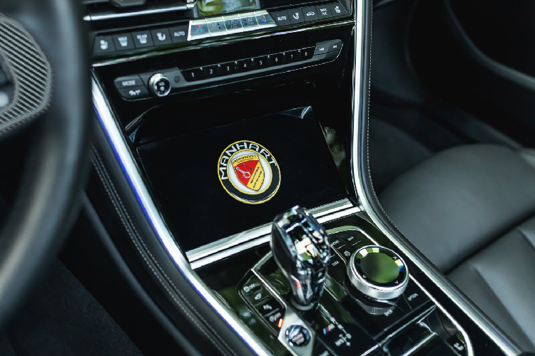 Sau khi được trang bị bộ mâm độ 20 inch cùng hệ thống lò xo, chiếc xe thể thao có một diện mạo ấn tượng hơn và khác biệt hoàn toàn so với những chiếc BMW M850i mui trần khác.