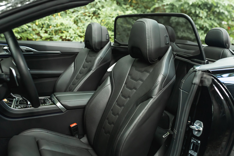 Bộ mâm trên M850i này có kích thước 9 × 20 và 10,5 × 20 inch với lốp hiệu suất cao 245/35 và 275/30. Thương hiệu đã hạ thấp chiều cao tổng thể của xe thêm khoảng 30 mm với hệ thống lò xo H&amp;R.