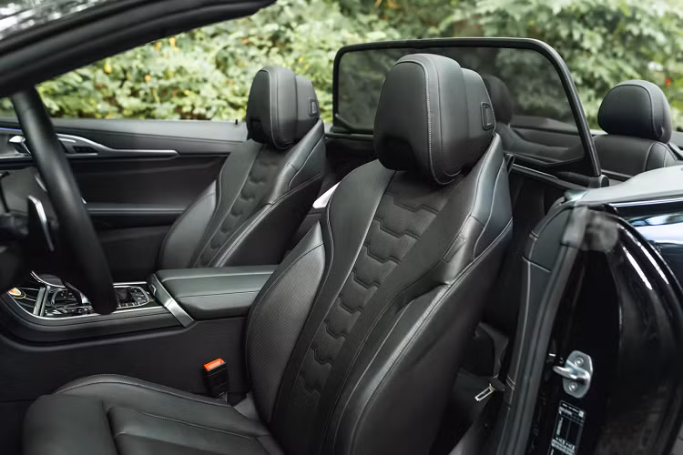 Bộ mâm trên M850i này có kích thước 9 × 20 và 10,5 × 20 inch với lốp hiệu suất cao 245/35 và 275/30. Thương hiệu đã hạ thấp chiều cao tổng thể của xe thêm khoảng 30 mm với hệ thống lò xo H&amp;R.