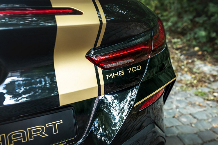 Về ngoại hình, MH8 700 cũng trở nên khác biệt so với M850i thông thường với vẻ ngoài cá tính. Hãng xe đem đến cho xe một số chi tiết được nâng cấp bằng carbon như phần líp ốp mỏng ở cản trước, cánh gió nhỏ được đính trên nắp khoang hành lý phía sau. Ngoài ra, bộ khuếch tán nguyên bản của xe đã được nâng cấp lên bộ khuếch tán mới được thiết kế góc cạnh, thể thao hơn kết hợp ăn ý với hệ thống xả carbon ấn tượng.