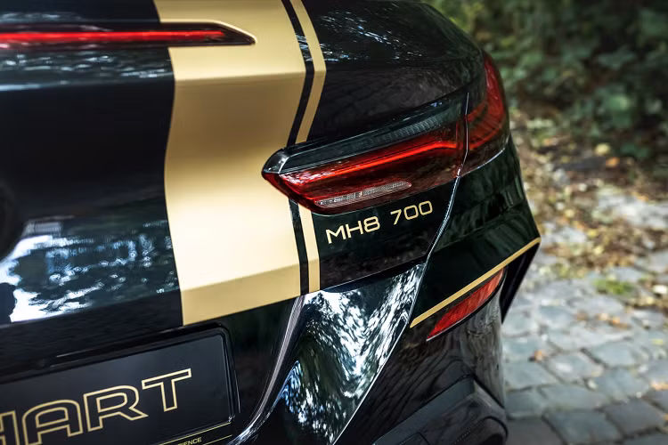 Về ngoại hình, MH8 700 cũng trở nên khác biệt so với M850i thông thường với vẻ ngoài cá tính. Hãng xe đem đến cho xe một số chi tiết được nâng cấp bằng carbon như phần líp ốp mỏng ở cản trước, cánh gió nhỏ được đính trên nắp khoang hành lý phía sau. Ngoài ra, bộ khuếch tán nguyên bản của xe đã được nâng cấp lên bộ khuếch tán mới được thiết kế góc cạnh, thể thao hơn kết hợp ăn ý với hệ thống xả carbon ấn tượng.