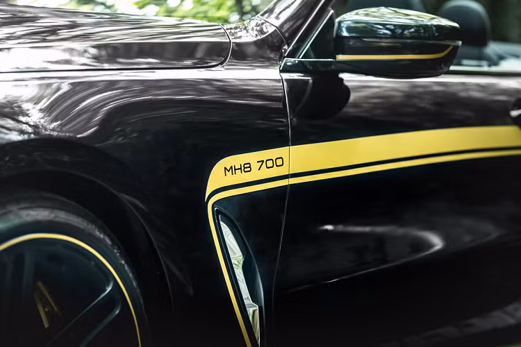 Hộp số tự động tám cấp trên xe cũng đã được nâng cấp, tinh chỉnh để phù hợp với những sửa đổi ở động cơ xe. Manhart Performance vẫn giữ nguyên hệ thống phanh tiêu chuẩn trên chiếc xe thể thao và chỉ trang trí chi tiết này với màu vàng gold nổi bật. Tuy nhiên, nếu chưa thực sự hài lòng về hệ thống phanh tiêu chuẩn thì khách hàng cũng hoàn toàn có thể yêu cầu hãng độ nâng cấp thêm chi tiết này.