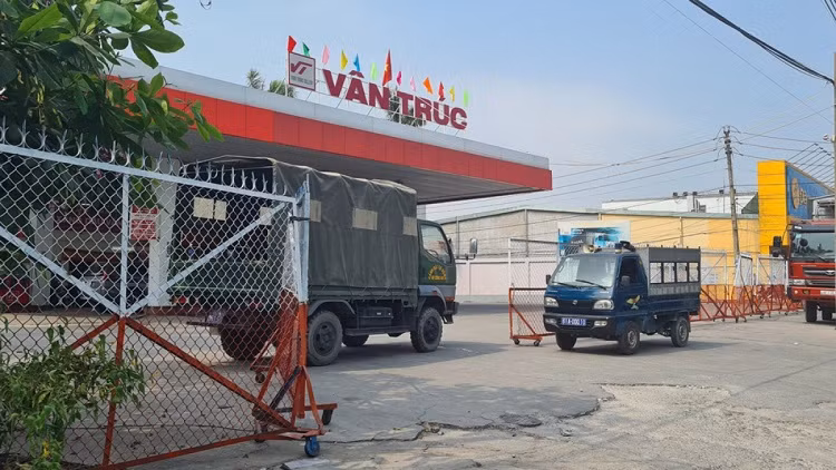 Thêm 2 cây xăng bị phong toả do nghi liên quan vụ án xăng giả Them 2 cay xang bi phong toa do nghi lien quan vu an xang gia