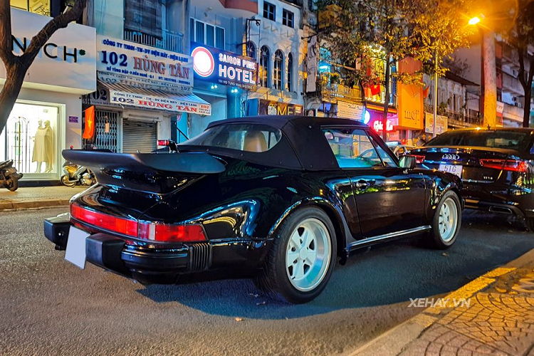 Bên cạnh ngoại hình "không tuổi", Porsche 930 Turbo Cabriolet nói riêng hay dòng Porsche 930 nói chung còn là dấu mốc mang tính lịch sử của thương hiệu xe xứ Stuttgart - Porsche bởi lẽ, đây là mẫu xe đầu tiên của hãng này được trang bị động cơ tăng áp trứ danh.