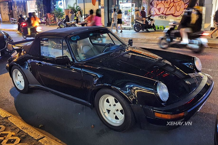 Cụ thể, Porsche 930 Turbo tại Việt Nam được trang bị động cơ 6 xy-lanh 3.0L tăng áp (1974), sản sinh ra công suất tối đa lên tới 256 mã lực và 329 Nm mô-men xoắn, sức mạnh được xem là vô cùng sáng giá ở thời điểm cuối thế kỷ XX. Nhờ đó, Porsche 930 Turbo có thể dễ dàng tăng tốc từ 0 - 100 km/h chỉ trong khoảng thời gian 5,2 giây trước khi cán mốc 250 km/h. Đến năm 1978, Porsche đã tiếp tục nâng cấp khối động cơ sử dụng trên dòng 930 lên loại 3.3L tăng áp, sản sinh công suất tăng thêm 40 mã lực và 83 Nm mô-men xoắn nữa.
