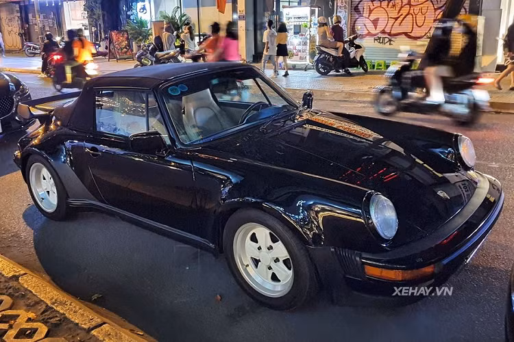 Cụ thể, Porsche 930 Turbo tại Việt Nam được trang bị động cơ 6 xy-lanh 3.0L tăng áp (1974), sản sinh ra công suất tối đa lên tới 256 mã lực và 329 Nm mô-men xoắn, sức mạnh được xem là vô cùng sáng giá ở thời điểm cuối thế kỷ XX. Nhờ đó, Porsche 930 Turbo có thể dễ dàng tăng tốc từ 0 - 100 km/h chỉ trong khoảng thời gian 5,2 giây trước khi cán mốc 250 km/h. Đến năm 1978, Porsche đã tiếp tục nâng cấp khối động cơ sử dụng trên dòng 930 lên loại 3.3L tăng áp, sản sinh công suất tăng thêm 40 mã lực và 83 Nm mô-men xoắn nữa.
