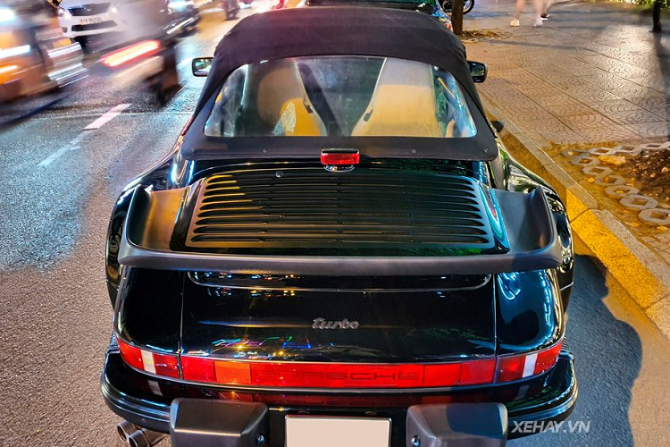 Bộ phận chịu ảnh hưởng rõ rệt nhất từ thời gian có lẽ chính là cụm đèn chiếu sáng phía trước với dấu hiệu bị đục và mờ.