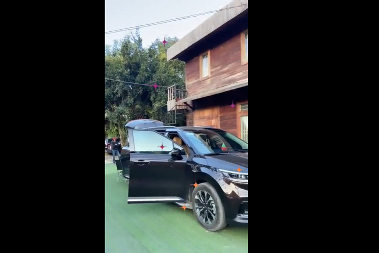 Video do Minh Hằng chia sẻ cho thấy, chiếc xe Kia Carnival 2022 này sở hữu màu sơn đen và có logo hoàn toàn mới, xe mang biển số của tỉnh Long An và thuộc phiên bản 7 chỗ ngồi với nội thất bọc da 2 tông màu là nâu nhạt và đen. Nữ ca sĩ còn tự tay bóc "seal" cho chiếc xe MPV tiền tỷ Kia Carnival 2022 này.