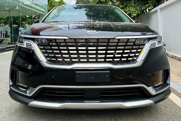 Kia Carnival 2022 bản cao nhất sở hữu động cơ xăng, dung tích 3.5 lít, cho công suất tối đa 268 mã lực và mô-men xoắn cực đại 331 Nm. Còn các phiên bản khác sử dụng động cơ diesel tăng áp, dung tích 2.2 lít, sản sinh công suất tối đa 199 mã lực và mô-men xoắn cực đại đạt 440 Nm. Cả 5 phiên bản xe Kia Carnival 202 đều sử dụng hộp số tự động 8 cấp và hệ dẫn động cầu trước