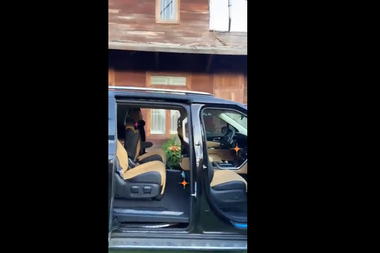 Chiếc MPV Kia Carnival 2022 của Minh Hằng mới tậu được phân phối chính hãng tại dải đất hình chữ S với 5 phiên bản, bao gồm 2 bản 8 ghế và 3 bản 7 ghế. Giá xe Kia Carnival 2022 bắt đầu từ 1,2 tỷ đồng cho bản thấp nhất và bản cao cấp nhất có giá trên 1,83 tỷ đồng.