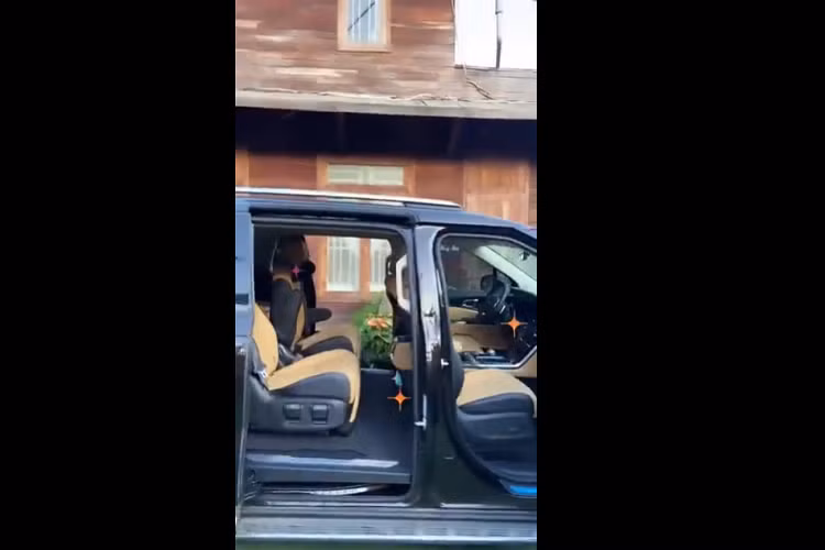 Chiếc MPV Kia Carnival 2022 của Minh Hằng mới tậu được phân phối chính hãng tại dải đất hình chữ S với 5 phiên bản, bao gồm 2 bản 8 ghế và 3 bản 7 ghế. Giá xe Kia Carnival 2022 bắt đầu từ 1,2 tỷ đồng cho bản thấp nhất và bản cao cấp nhất có giá trên 1,83 tỷ đồng.