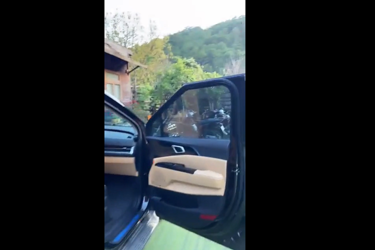 Trước khi tậu Kia Carnival 2022, Minh Hằng còn hay di chuyển trên 1 chiếc xe MPV khác là Toyota Sienna đời cũ. Ngoài ra, nữ ca sĩ Một Vòng Trái Đất còn sở hữu sedan Porsche Panamera đời cũ.