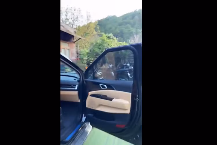 Trước khi tậu Kia Carnival 2022, Minh Hằng còn hay di chuyển trên 1 chiếc xe MPV khác là Toyota Sienna đời cũ. Ngoài ra, nữ ca sĩ Một Vòng Trái Đất còn sở hữu sedan Porsche Panamera đời cũ.