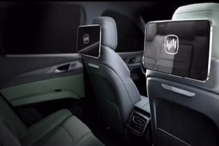 Về vị trí của 3 LiDAR trên WM M7, một cái được đặt trên nóc xe, ngay sau kính chắn gió, nơi nó trông giống một cửa hút gió lớn, và hai cái còn lại nằm trên chắn bùn trước, vị trí giữa bánh xe và gương chiếu hậu bên.