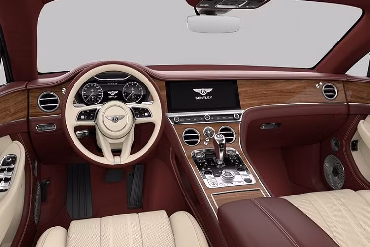 Những hình ảnh được chia sẻ cho thấy, chiếc xe siêu sang Bentley Continental GT thế hệ mới sắp được khui công tại dải đất hình chữ S này có màu sơn trắng đục. Còn bộ áo này có tên gọi là Old English White, rất thời trang nhưng cũng mang đầy yếu tố lịch sử.