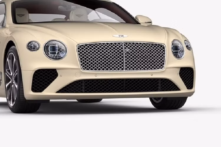 Bên trong khoang lái của chiếc Coupe siêu sang Bentley Continental GT thế hệ mới sắp về nước sẽ có chất liệu da bò thuần Âu Linen và đi kèm với đó là một chút màu đỏ Cricket Ball tốt nhất để phối cho khoang lái xe vừa trẻ trung nhưng cũng đầy sang trọng. Loại da này được tuyển chọn bằng tay từ các đàn bò đực ở Tây Đức và được nhuộm theo phương pháp truyền thống để tăng cường mùi thơm tự nhiên.