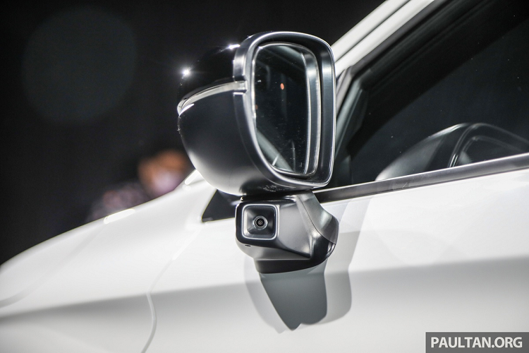 Ngoài ra, xe còn có các tính năng cơ bản như 6 túi khí, cân bằng điện tử, hỗ trợ khởi hành ngang dốc, camera LaneWatch… City RS là mẫu xe đầu tiên tại Malaysia được trang bị tính năng Honda Connect. Hệ thống này cho phép người dùng truy cập vào các chức năng an toàn, bảo mật và tiện nghi trên xe thông qua một ứng dụng trên điện thoại thông minh (Android và iOS).